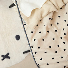 Afbeelding in Gallery-weergave laden, Meyco Deken borduur pre-washed hydrofiel met badstof Sweet Heart Soft sand 75x100cm