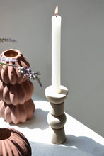 Afbeelding in Gallery-weergave laden, PTMD - Tiggy Cream porselain candle holder layered