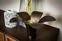 Afbeelding in Gallery-weergave laden, PTMD - Milica Black metalen bloem tafellamp