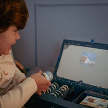 Afbeelding in Gallery-weergave laden, Little Dutch verhalen projector zaklamp – Blauw
