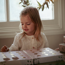 Afbeelding in Gallery-weergave laden, Little Dutch adventskalender met 24 vakjes met armbandjes, bedeltjes en stickers