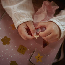 Afbeelding in Gallery-weergave laden, Little Dutch adventskalender met 24 vakjes met armbandjes, bedeltjes en stickers