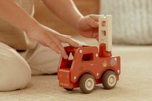 Afbeelding in Gallery-weergave laden, Little Dutch Brandweerwagen Inclusief Pegdoll – Hout