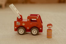 Afbeelding in Gallery-weergave laden, Little Dutch Brandweerwagen Inclusief Pegdoll – Hout