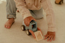 Afbeelding in Gallery-weergave laden, Little Dutch - houten Graafmachine FSC