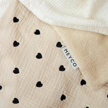 Afbeelding in Gallery-weergave laden, Meyco Deken borduur pre-washed hydrofiel met badstof Sweet Heart Soft sand 75x100cm