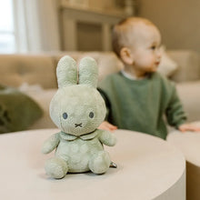 Afbeelding in Gallery-weergave laden, Little Dutch Nijntje knuffel 20cm green flower GRS