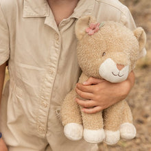 Afbeelding in Gallery-weergave laden, Little Dutch Safari Friends Knuffel Leeuwin - 25 cm