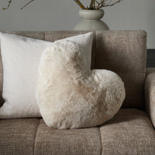 Afbeelding in Gallery-weergave laden, Riviera Maison - Heather Heart Faux Fur Pillow
