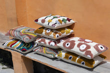 Afbeelding in Gallery-weergave laden, PTMD - Primuse Pink rectangle embroidery flower cushion