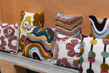 Afbeelding in Gallery-weergave laden, PTMD - Primuse Pink rectangle embroidery flower cushion