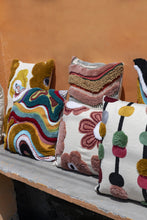 Afbeelding in Gallery-weergave laden, PTMD - Primuse Pink rectangle embroidery flower cushion
