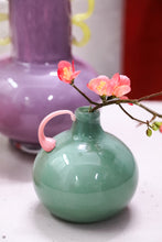 Afbeelding in Gallery-weergave laden, PTMD - Sibyl Green glass round vase with pink handle