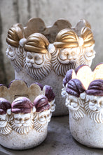 Afbeelding in Gallery-weergave laden, PTMD - Santi Gold cement pot santa head border round M
