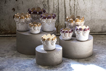 Afbeelding in Gallery-weergave laden, PTMD - Santi Gold cement pot santa head border round M