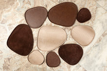 Afbeelding in Gallery-weergave laden, PTMD - Sarahkate Beige vegan leather plate organic M