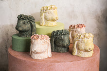 Afbeelding in Gallery-weergave laden, PTMD - Iyasia Pink rabbit shaped cement statue w flowers