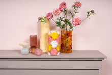 Afbeelding in Gallery-weergave laden, PTMD - Yoanna Pink round glass vase handpainted flowers
