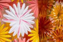Afbeelding in Gallery-weergave laden, PTMD - Yoanna Pink round glass vase handpainted flowers