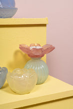 Afbeelding in Gallery-weergave laden, PTMD - Leila Light Pink glass flower bulb candle holder