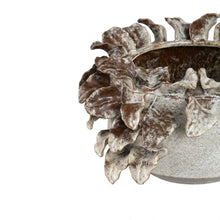 Afbeelding in Gallery-weergave laden, PTMD - Varda Beige ceramic rough pot with leaf details S