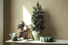 Afbeelding in Gallery-weergave laden, PTMD - Clause Red poly santa statue with wreath