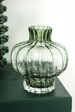 Afbeelding in Gallery-weergave laden, PTMD - Pumpky Sage glass vase pumpkin shape on foot S