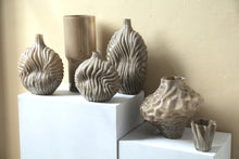 Afbeelding in Gallery-weergave laden, PTMD - Moises Taupe irregular dented glass vase S