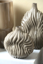 Afbeelding in Gallery-weergave laden, PTMD - Kelline Taupe round ribbed glass vase small