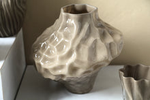 Afbeelding in Gallery-weergave laden, PTMD - Moises Taupe irregular dented glass vase L