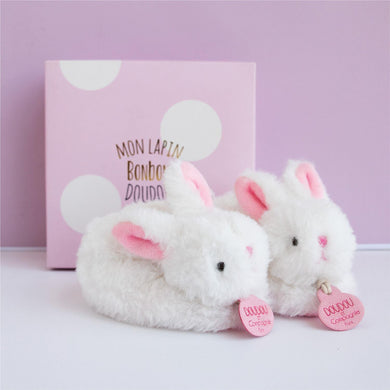 Doudou Geboortegeschenkdoosje roze konijnensloffen met rammelaar - 0/6 maanden