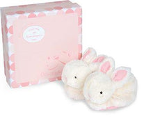 Afbeelding in Gallery-weergave laden, Doudou Geboortegeschenkdoosje roze konijnensloffen met rammelaar - 0/6 maanden