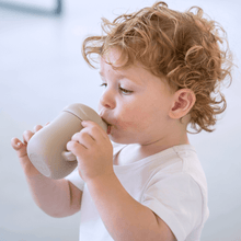 Afbeelding in Gallery-weergave laden, Pinnawala drinkbeker met rietje l Beige