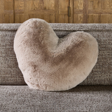 Afbeelding in Gallery-weergave laden, Riviera Maison - Heather Alba Heart Faux Fur Box Pillow