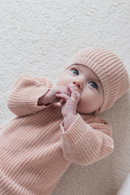 Afbeelding in Gallery-weergave laden, Feetje Mutsje gebreid - The Magic is in You - Roze
