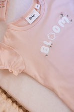 Afbeelding in Gallery-weergave laden, Feetje T-shirt - Bloom With Love