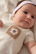 Afbeelding in Gallery-weergave laden, Feetje - T-shirt met crochet zakje - Flower Ranch