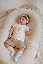 Afbeelding in Gallery-weergave laden, Feetje - T-shirt met crochet bloem - Let Your Dreams Blossom