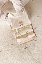 Afbeelding in Gallery-weergave laden, Feetje - T-shirt met crochet bloem - Let Your Dreams Blossom