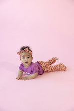 Afbeelding in Gallery-weergave laden, Feetje - Flare broek AOP - Love Peace Aloha