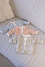 Afbeelding in Gallery-weergave laden, Feetje Vestje gebreid - The Knits