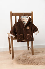 Afbeelding in Gallery-weergave laden, Feetje - Omkeerbaar teddy jasje met capuchon - Tiny Timber Tales