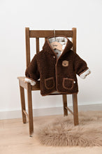 Afbeelding in Gallery-weergave laden, Feetje - Omkeerbaar teddy jasje met capuchon - Tiny Timber Tales