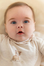 Afbeelding in Gallery-weergave laden, Little Dutch - Romper lange mouw beige met ruches