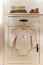 Afbeelding in Gallery-weergave laden, Little Dutch - Romper lange mouw beige met ruches