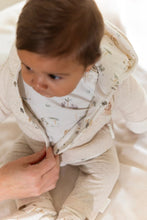 Afbeelding in Gallery-weergave laden, Little Dutch - Omkeerbaar vest beige met capuchon