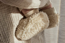 Afbeelding in Gallery-weergave laden, Little Dutch - Newborn Winter W26 Teddy slofjes Sand Flowers