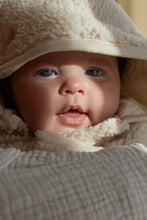 Afbeelding in Gallery-weergave laden, Little Dutch - Newborn Winter W26 Teddy vestje Sand Flowers