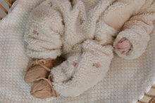 Afbeelding in Gallery-weergave laden, Little Dutch - Newborn Winter W26 Teddy boxpak Sand Flowers