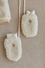 Afbeelding in Gallery-weergave laden, Little Dutch - Newborn Winter W26 Teddy wantjes Sand Paws